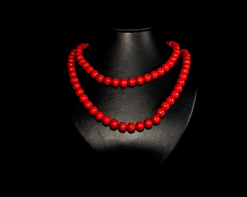 A delicate pearl lariat necklace